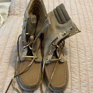 NWOT sperry moccasin boots camel colored with gold size 6.5